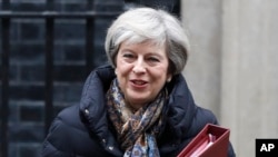 Perdana Menteri Inggris Theresa May meninggalkan kediamannya di 10 Downing Street untuk menghadiri rapat dengan parlemen di London (25/1). (AP/Kirsty Wigglesworth) 
