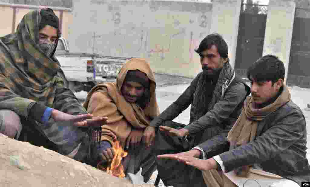 کوئٹہ شہر میں ہونے والی بارش کے بعد درجۂ حرارت مزید گر گیا ہے اور لوگ سردی سے بچنے کے لیے آگ تاپ رہے ہیں۔ 