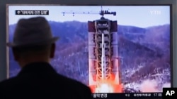 Seorang pria menonton televisi di sebuah stasiun di Seoul, Korea Selatan, yang menayangkan berita tentang peluncuran misil Korea Utara (Foto: dok).