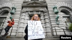 Seorang warga AS berunjuk rasa memprotes larangan pendatang Presiden Trump di depan gedung pengadilan di San Francisco, California, 7 Februari 2017. (Foto: dok).