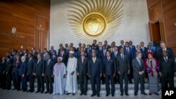 Les participants se réunissent pour une photo, lors de l'Assemblée de l'Union africaine, à Addis-Abeba, Ethiopie, le 30 janvier 2017.