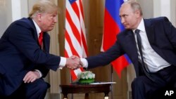 Presiden AS Donald Trump dan Presiden Rusia Vladimir Putin dalam pertemuan di Helsinki, Finlandia 16 Juli 2018 (foto: dok). Trump berniat mengundang Putin dalam KTT G7. 