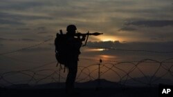 FILE - A Pakistani border security guard stands alert at Pakistan-Afghanistan border post, Chaman in Pakistan, May 5, 2017. The top American general in Afghanistan says Pakistan maintains ties with the Haqqani terrorist network.