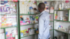 Un vendeur dans une pharmacie à Goma, Nord-Kivu, RDC, 27 octobre 2017. (VOA/Charly Kasereka)
