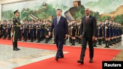 Presiden China Xi Jinping dan Presiden Maladewa Mohamed Muizzu menghadiri upacara penyambutan di Aula Besar Rakyat di Beijing, China, 10 Januari 2024. (Foto: cnsphoto via REUTERS)