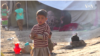 Anak-anak berkumpul menunggu pembagian bantuan pangan di kamp di Kabul, Afghanistan.