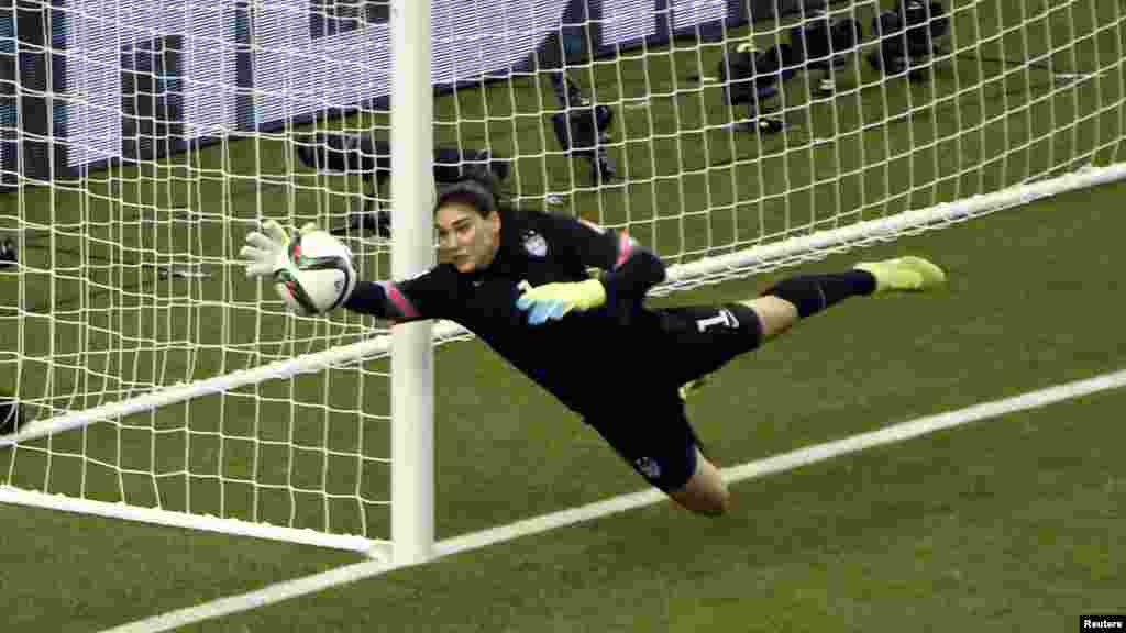 La gardienne américaine Hope Solo (1) plonge et dégage la balle contre l'Allemagne au cours de la deuxième moitié de la demi-finale de la Coupe du Monde/Dames 2015 de la FIFA au Stade olympique, le 30 juin 2015 à Montréal, Québec. Credit: Eric Bolte-USA T