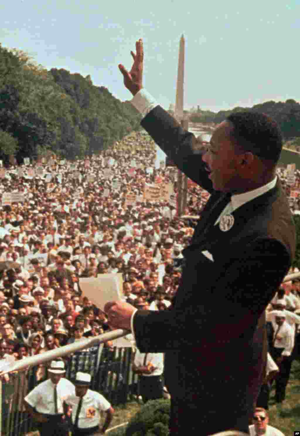 លោក Martin Luther King, Jr. អរគុណ​ដល់​ក្រុម​មនុស្ស​នៅ​កន្លែង​រំលឹក​វិញ្ញាណក្ខន្ធ Lincoln Memorial ទី​ដែល​លោក​ថ្លែង​សុន្ទរកថា​ដែល​មាន​ចំណងជើង​ថា «ខ្ញុំ​មាន​សុបិន្ត​មួយ» ក្នុង​ពេល​ដើរ​ក្បួន​ក្នុង​រដ្ឋធានី​វ៉ាស៊ីនតោន កាលពី​ថ្ងៃទី២៨ ខែសីហា ឆ្នាំ១៩៦៣។