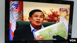 លោក​នាយក​រដ្ឋមន្ត្រី ហ៊ុន សែន បង្ហាញ​មុខ​តាម​រយៈទូរទស្សន៍​ជាតិ​កម្ពុជា​ នៅក្នុង​ការផ្សាយ​ពិសេស​មួយ​នៅ​ល្ងាច​ថ្ងៃអង្គារ​ទី ០៨ ខែកញ្ញា ឆ្នាំ២០១៥។លោក​បាន​វាយ​បក​ទៅ​គណបក្ស​ជំទាស់​រឿង​បញ្ហា​ផែនទី​និង​កាបោះ​បង្គោល​ព្រំដែន។ (រូបថត៖ នៅ វណ្ណារិន/VOA )