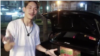 Ferdian Paleka menunjukkan kardus mie instan yang berisi batu dan sampah. (Tangkapan layar kala Youtube Paleka Present)