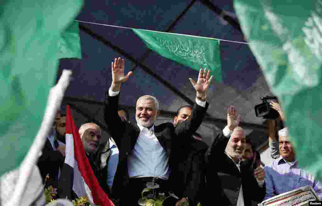 Pemimpin senior Hamas Ismail Haniyeh menyapa warga saat mereka merayakan apa yang dianggap sebagai kemenangan atas Israel setelah konflik delapan hari di Gaza (22/11).