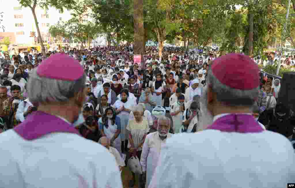 Warga Kristen India and orang-orang dari kelompok-kelompok minoritas mendengarkan sambutan Uskup Agung Stanislaus Fernandes SJ dari Gandhinagar (kiri) dan Uskup Thomas Macwan dari Ahmedabad pada sebuah acara protes damai di Ahmedabad, sebagai reaksi atas pemerkosaan ramai-ramai terhadap seorang biarawati yang sudah lanjut usia.