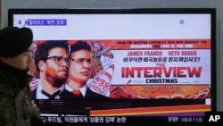 Tayangan TV memperihatkan cuplikan film "The Interview," yang diproduksi Sony Picture di Stasiun Kereta Seoul, Korea Selatan(22/12/2014).