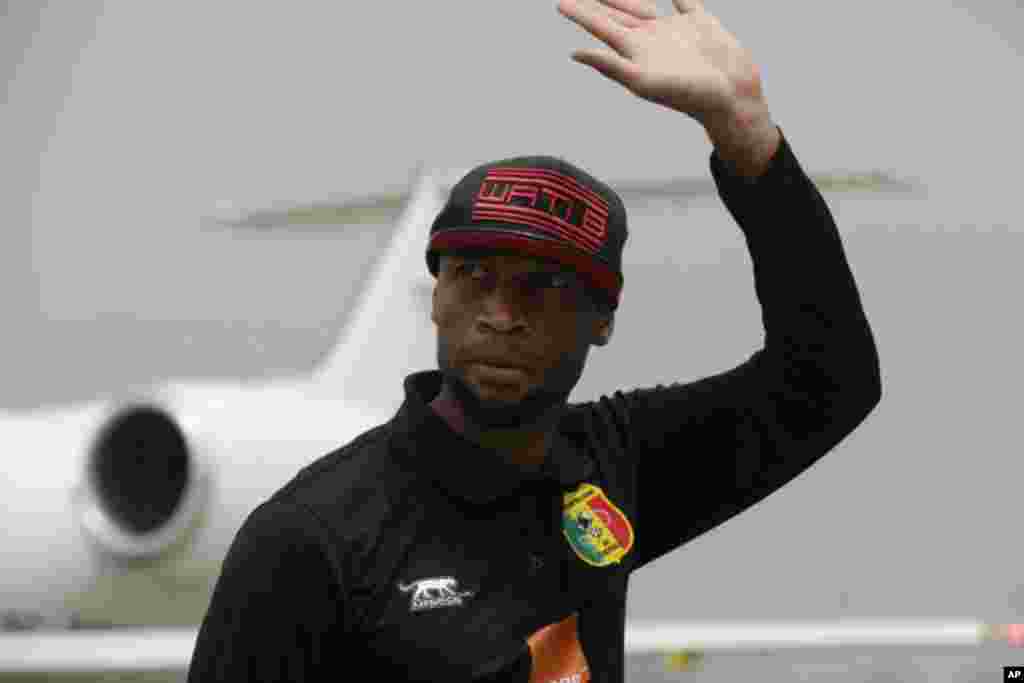 Un joueur malien de Football Seydou Keita salue, d'une main levée, les supporters maliens à l'arrivée à l'aéroport international de Malabo à Malabo, Guinée équatoriale vendredi Jan, 16, 2015.