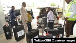 La Commission électorale nationale indépendante a reçu le premier lot de machines à voter, Kinshasa, RDC, 9 janvier 2018. (Twitter/CENI)