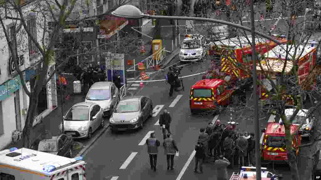 Des policiers, des pompiers et des secouristes se déploient sur le site d'une fusillade à Montrouge, au sud de Paris, le 8 janvier 2015.