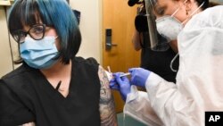 Moderna telah memulai uji klinis vaksin Covid-19 fase ketiga terhadap 30.000 orang dewasa (foto: ilustrasi). 
