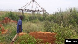 Un garçon passe près des ruines de la maison du chef coutumier Kamwina Nsapu tué en août dernier lors des affrontements meurtriers avec les forces de sécurité à Tshimbulu, Kasaï, RDC, 11 mars 2017.