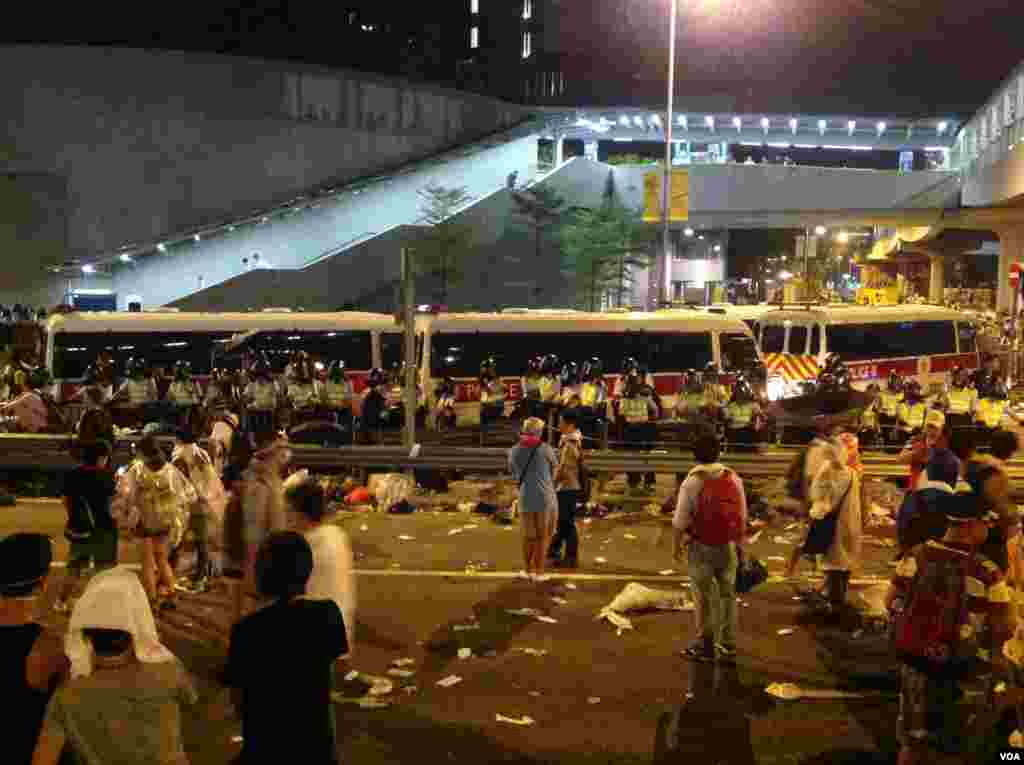 Pro-democracy protesters spent the night, sleeping in public places, refusing to leave despite police attempts to disperse them, Hong Kong, Sept. 29, 2014.(Hai Yan / VOA Mandarin)