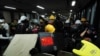 Des protestataires sont descendus lundi matin à l'heure de pointe dans plusieurs stations clés du réseau hongkongais pour bloquer les portes des métros et empêcher les trains de partir.