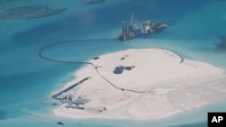 Sebuah kapal milih China tengah berada di Mabini (atau yang disebut Chigua oleh China), salah satu pulau di wilayah Kepulauan Spratly di Laut China Selatan (Foto: dok).