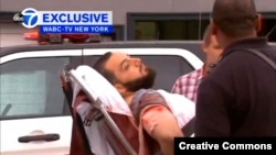 Gambar video dari saluran televisi WABC menunjukkan tersangka pemboman di New York, Ahmad Khan Rahami, diangkut ke ambulan di Linden, New Jersey (19/9). 