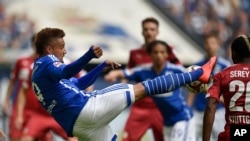 Kevin-Prince Boateng dégage le ballon au cours du match FC Schalke 04 - VfB Stuttgart, Allemagne, 2 mai 2015. 