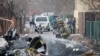 Seorang prajurit Angkatan Darat Ukraina memeriksa pecahan pesawat yang jatuh di Kyiv, Ukraina, Jumat, 25 Februari 2022. (Foto: AP)