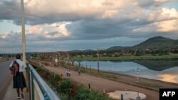 Une écolière traverse un nouveau pont construit par les Chinois sur le fleuve Congo, le 20 avril 2018.