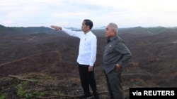 លោក Joko Widodo ប្រធានាធិបតី​ឥណ្ឌូណេស៊ី​ធ្វើ​ទស្សនកិច្ច​ទៅ​តំបន់​មួយ​ ដែល​ត្រូវ​បាន​គេ​គ្រោង​សម្រាប់​រដ្ឋធានី​ថ្មី​របស់​ឥណ្ឌូណេស៊ី នៅ​ក្នុង​ស្រុក Sepaku ខេត្ត East Kalimantan កាលពី​ថ្ងៃទី១៧ ខែធ្នូ ឆ្នាំ២០១៩។