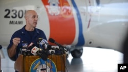 Kapten Pasukan Penjaga Pantai AS Mark Fedor memberikan keterangan dalam konferensi pers mengenai kapal kargo El Faro, di Miami, Florida (5/10). 