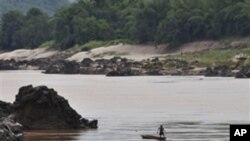 ຊາວປະມົງຄົນນຶ່ງ ກຳລັງຫາປາ ຢູ່ໃກ້ໆບ່ອນນຶ່ງ ທີ່ຖືກສະເໜີ ສ້າງເຂື່ອນໄຊຍະບູລີ ໃນພາກເໜືອຂອງລາວ. 