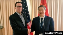 Menkeu Amerika Steven Mnuchin (kiri) dalam pertemuan dengan gubernur bank sentral China Yi Gang di sela-sela KTT G20 tahun lalu (foto: dok). 
