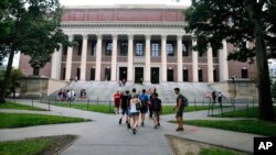 Suasana di sekitar perpustakaan Widener di Harvard Yard, kampus Universitas Harvard di Cambridge, Massachusetts, 13 Agustus 2019. (Foto: dok)