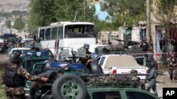 Pasukan keamanan Afghanistan memeriksa lokasi serangan bunuh diri di Kabul, Afghanistan, Senin (4/5).