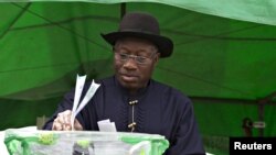 FILE - Nigeria's President Goodluck Jonathan casts his ballot in his ward at Otuoke, Bayelsa state, March 28, 2015.
