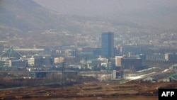 지난 2019년 2월 한반도 비무장지대 남측에서 바라본 북한 개성공단. (자료사진)