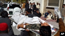 Seorang petugas imunisasi polio di Pakistan dilarikan ke rumah sakit setelah ditembak militan bersenjata pada 26/11/2014. 