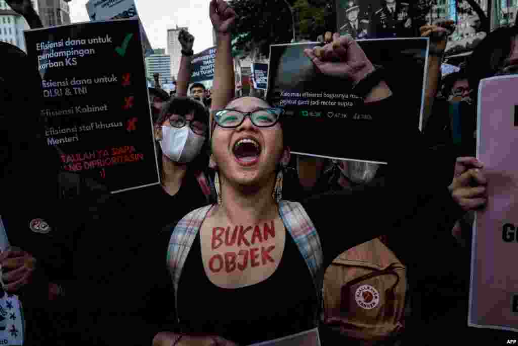 Protesters attend a demonstration against President Prabowo Subianto&#39;s government, calling for various demands including reviews of government budget cuts and the free nutritious meal program for schools, in Jakarta.&nbsp;(Photo by Yasuyoshi Chiba / AFP)