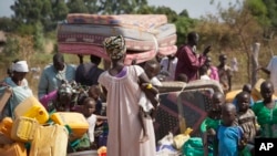 Des réfugiés fuyant la violence au Soudan du Sud traversent la frontière ougandaise, le 6 janvier 2014.