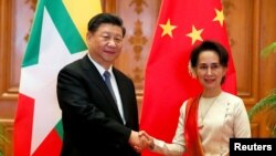 អ្នកស្រី Aung San Suu Kyi ចាប់​ដៃ​ជាមួយ​នឹង​លោក Xi Jinping នៅ​វិមាន​ប្រធានាធិបតី​ក្នុង​ក្រុង​ណៃពិដោរ ប្រទេស​មីយ៉ាន់ម៉ា កាលពី​ថ្ងៃទី១៨ ខែមករា ឆ្នាំ២០២០។