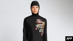 Salah satu model "Burkini" atau istilah untuk baju renang Islami, produksi perusahaan Inggris Marks and Spencer (foto: ilustrasi).
