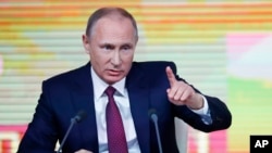Shugaba Putin yau a taron manema labarai da yake yi duk shekara.