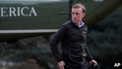 Советникот за национална безбедност ќе учествува на „првиот трилатерален состанок на советниците за национална безбедност на Јапонија, Филипини и САД“ додека е во Јапонија, се вели во соопштението на Белата куќа 