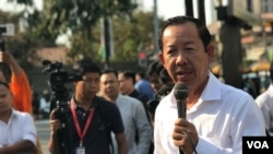 FILE: Rong Chhun, president of the Cambodian Confederation of Unions, recounted Chea Vichea's union activism, during the commemoration of 16th anniversary of Chea Vichea's murder in Phnom Penh, January 22, 2020. (Hul Reaksmey/VOA Khmer) 