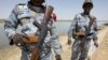Les gendarmes maliens patrouillent vers le fleuve Niger, dans la ville de Gao, le 13 mars 2013.