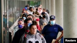 Ratusan orang mengantre di luar Kentucky Career Center berharap mendapatkan bantuan terkait klaim pengangguran mereka di Frankfort, Kentucky, AS 18 Juni 2020. (Foto: REUTERS/Bryan Woolston)