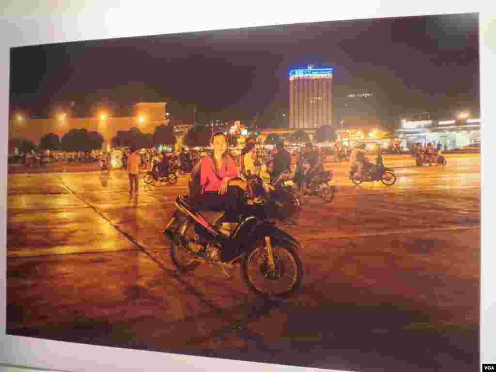 ពិព័រណ៍កម្រងរូបថតមានឈ្មោះថា «រាត្រីក្នុងក្រុង» ឬ 'In the City by Night' ជាស្នាដៃរបស់លោក សុវណ្ណ ភីឡុង ដាក់បង្ហាញនៅហាងកាហ្វេ និងវិចិត្រសាល Java Cafe and gallery ពីថ្ងៃទី៩ ខែកញ្ញា ដល់ថ្ងៃទី១១ ខែតុលា ឆ្នាំ២០១៥ ។ ថ្ងៃពុធ ទី៩ ខែកញ្ញា ឆ្នាំ២០១៥។ (សើ សាយ្យាណា/VOA)