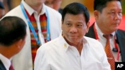 Presiden Filipina Rodrigo Duterte tiba di tempat KTT ASEAN di Vientiane, Laos (6/9). (AP/Bullit Marquez)