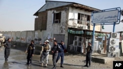 Petugas keamanan Afghanistan memeriksa lokasi ledakan bom bunuh diri di Kabul, Afghanistan, 29 Oktober 2018. (Foto: dok).